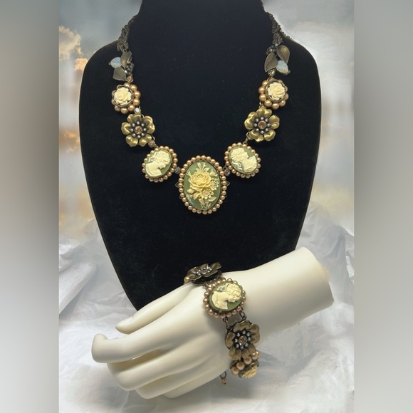 La Contessa by Mary DeMarco Victorian Cameo Sunflower Necklace & Bracelet - Picture 2 of 9